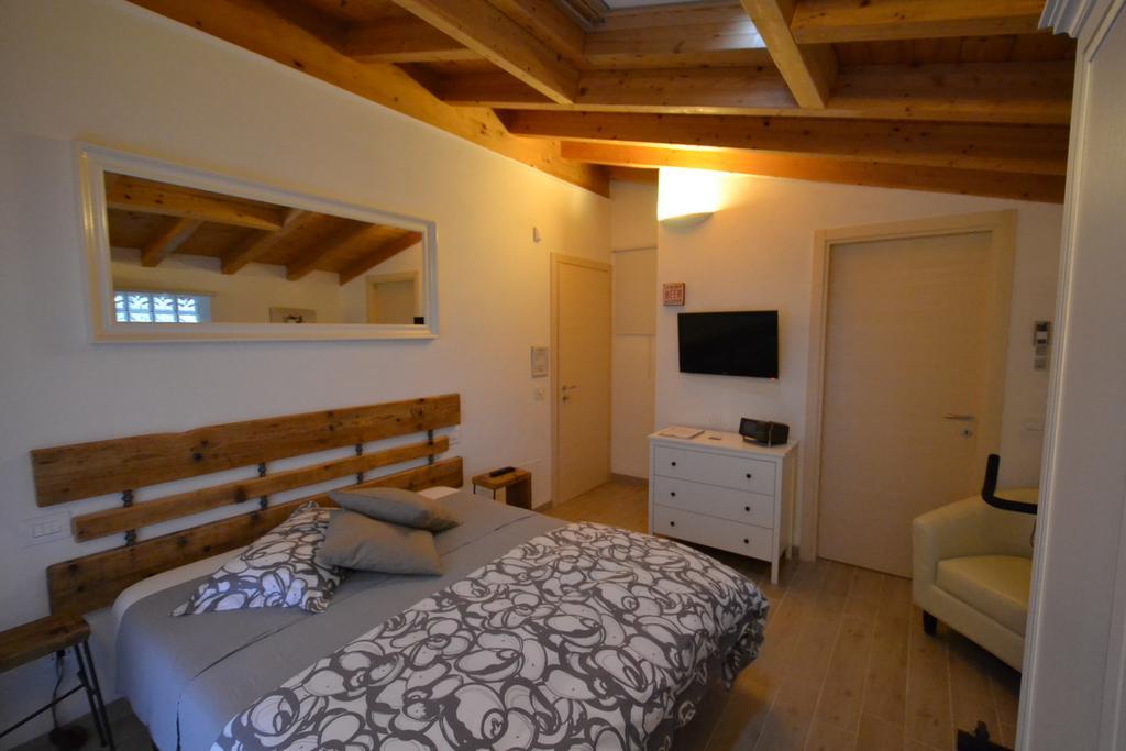 B&B Il Noce Alla Finestra 로에 객실 사진